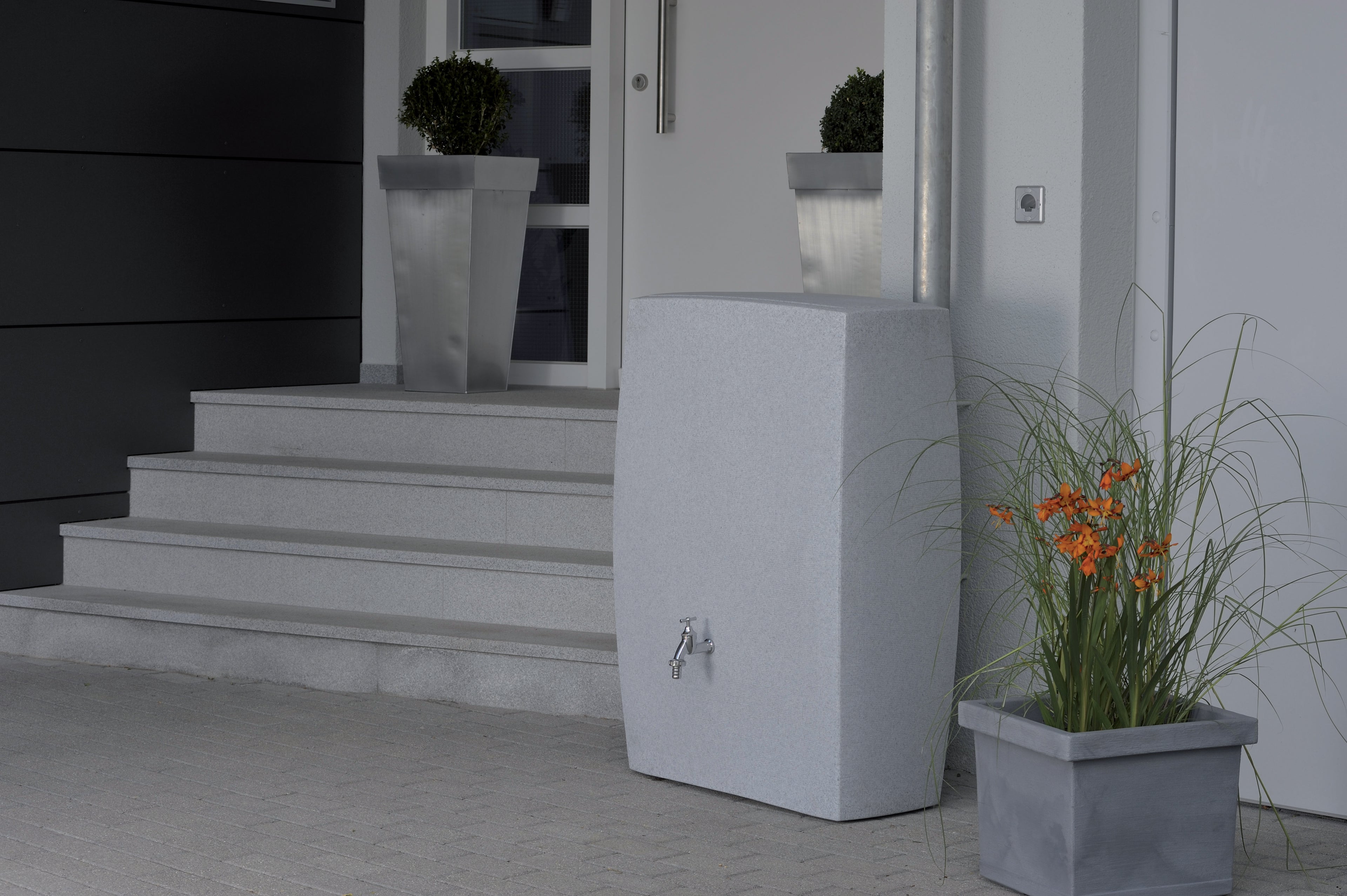 Noblesse 275 Litre Slim Water Butt with Optional Planter
