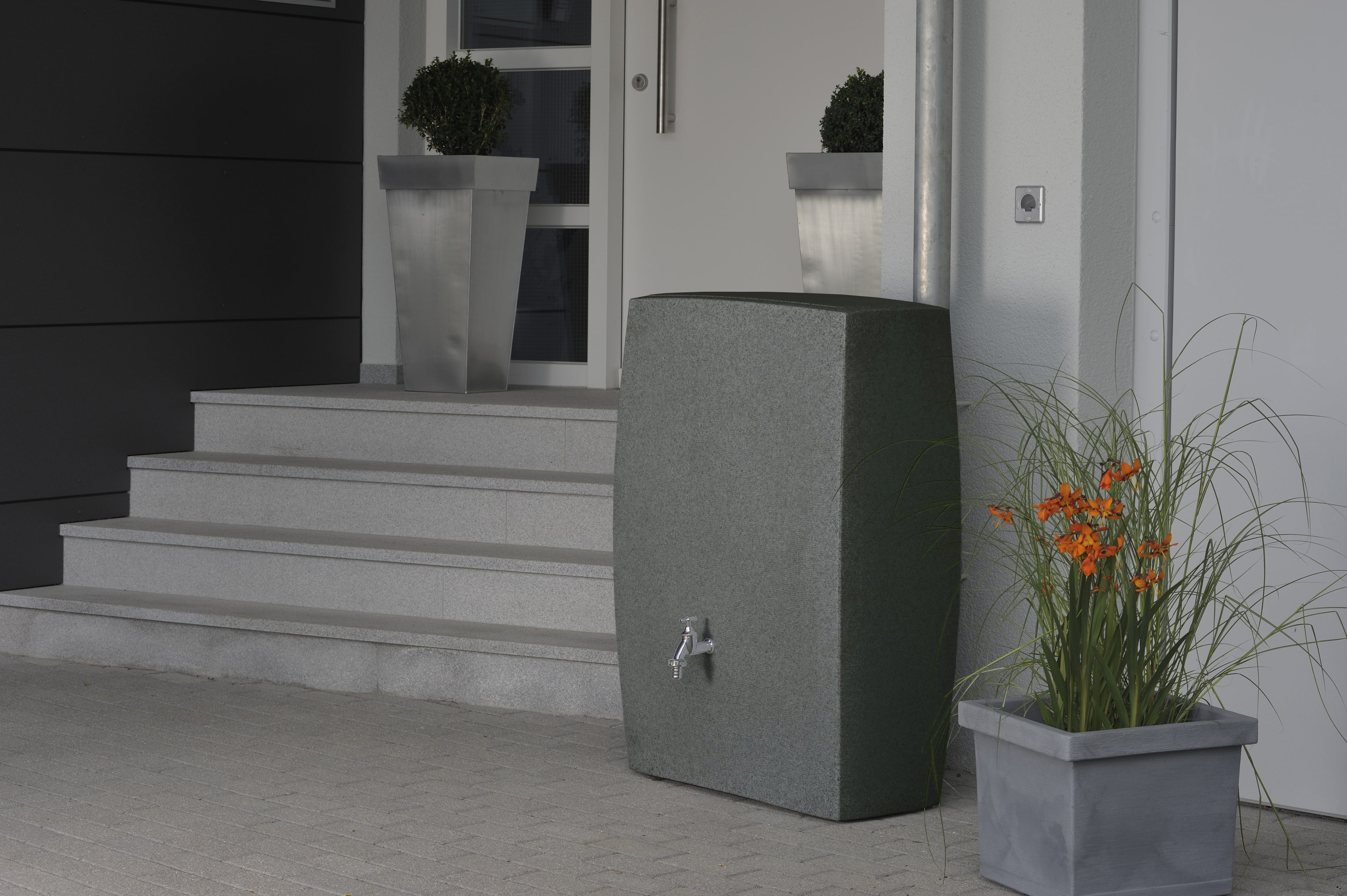 Noblesse 275 Litre Slim Water Butt with Optional Planter